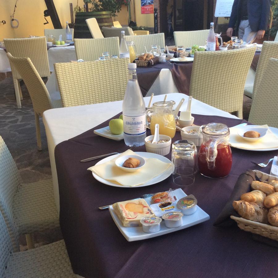 Il Borghetto Hotel Ristorante 拉默齐亚泰尔默 外观 照片
